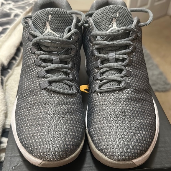 Jordan B.Fly BG, COOL GREY/ WHITE- WOLF GREY. SIZE 6 Youth, Size 7.5 Women’s. - Picture 1 of 6